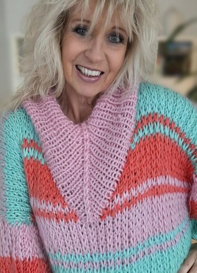 Namasti - Strickanleitung für Pullover mit V-Rollkragen