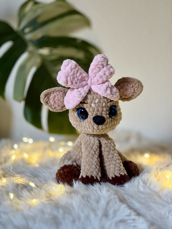 Nahaufnahme Amigurumi Reh mit Fokus auf Kopf, Ohren und Schleife