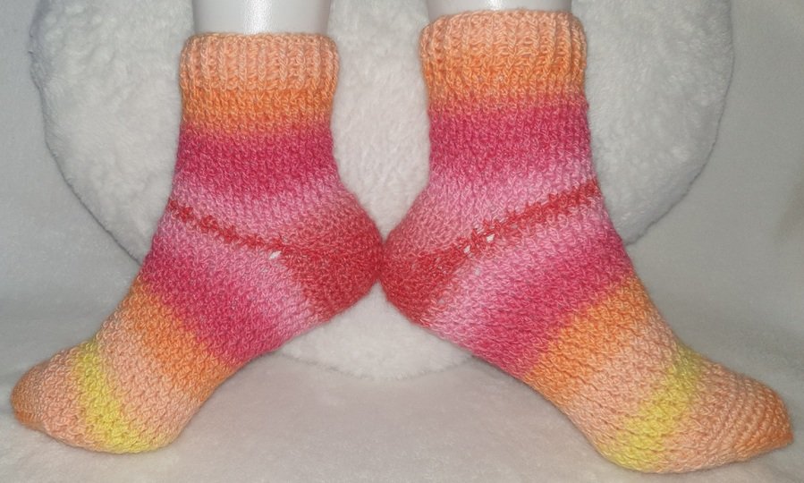 Häkelsocken Elli mit Bumerang-Ferse für alle Größen, mit jedem Garn