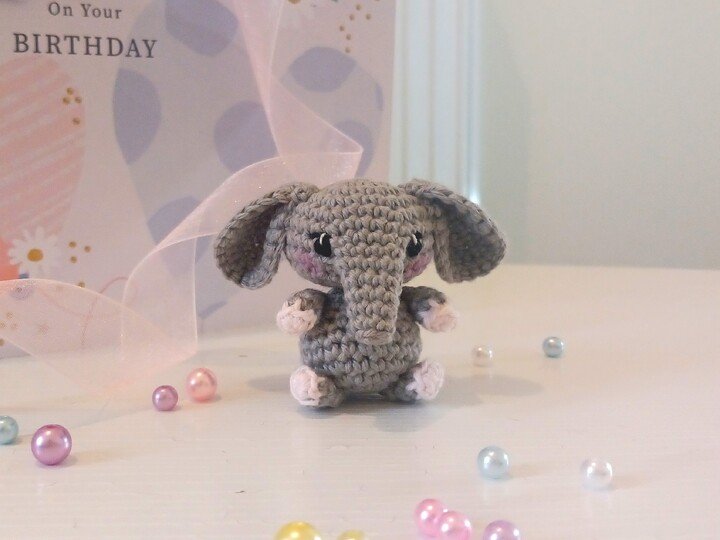 Niedlicher Mini-Elefant zum Verlieben – Amigurumi Häkelanleitung