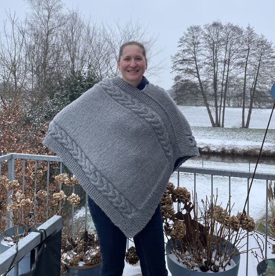 Strickanleitung Strickponcho mit doppeltem Zopfmuster