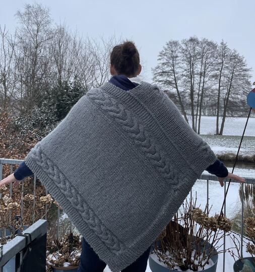 Strickanleitung Strickponcho mit doppeltem Zopfmuster