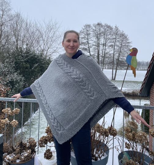 Strickanleitung Strickponcho mit doppeltem Zopfmuster