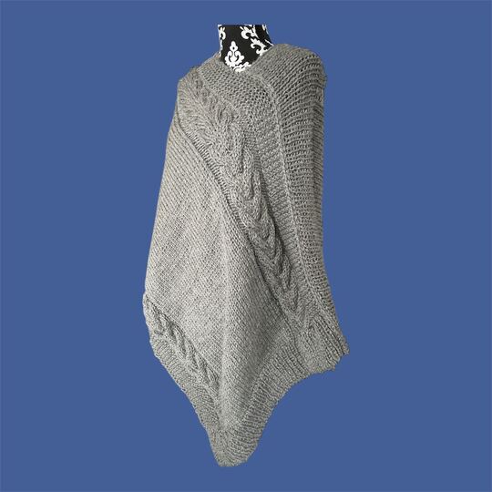 Strickanleitung Strickponcho mit doppeltem Zopfmuster