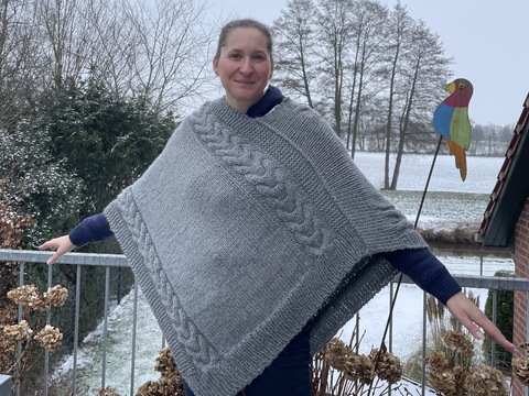 Strickanleitung Strickponcho mit doppeltem Zopfmuster
