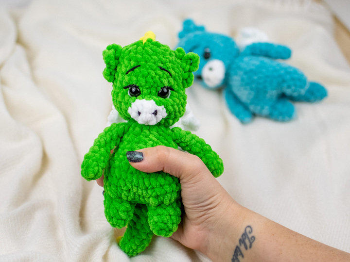 Häkelanleitung für einen kleinen Drachen aus Chenillegarn