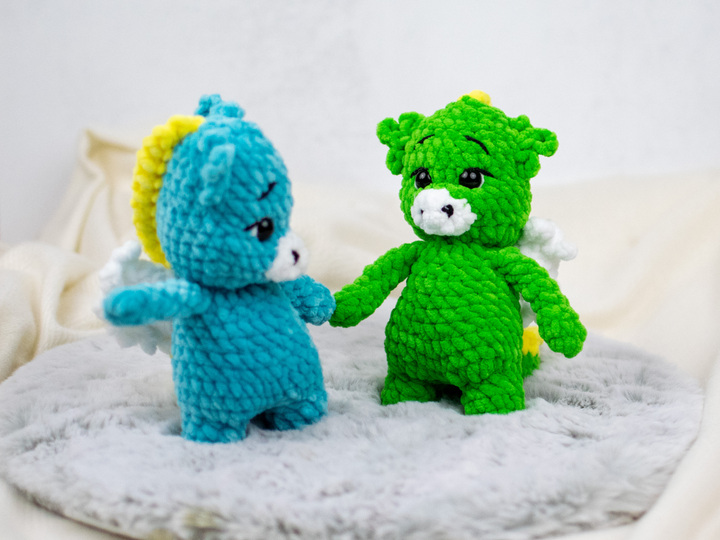 Häkelanleitung für einen kleinen Drachen aus Chenillegarn