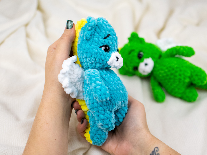 Häkelanleitung für einen kleinen Drachen aus Chenillegarn