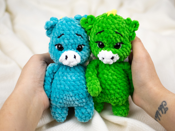 Häkelanleitung für einen kleinen Drachen aus Chenillegarn