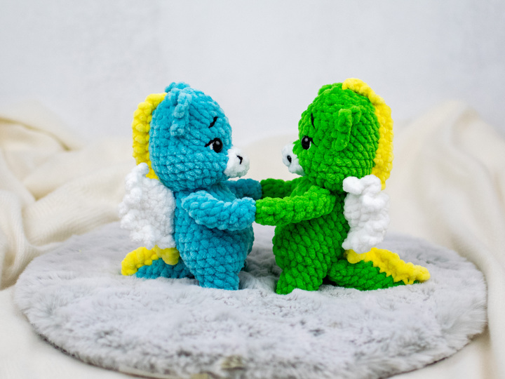 Häkelanleitung für einen kleinen Drachen aus Chenillegarn