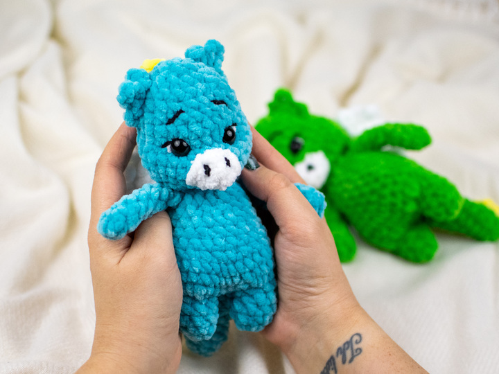 Häkelanleitung für einen kleinen Drachen aus Chenillegarn