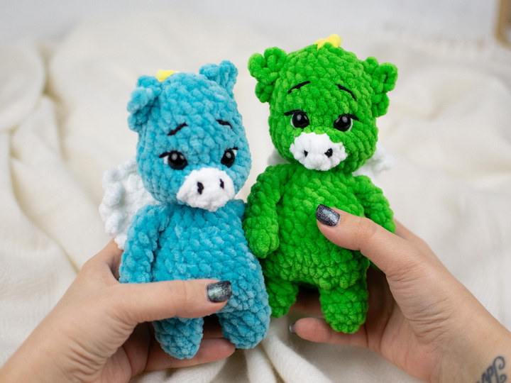 Häkelanleitung für einen kleinen Drachen aus Chenillegarn