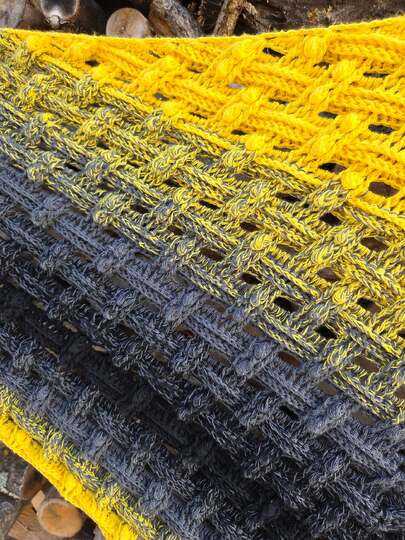 Crochet Pattern Flat Triangular Scarf "Diopatra"