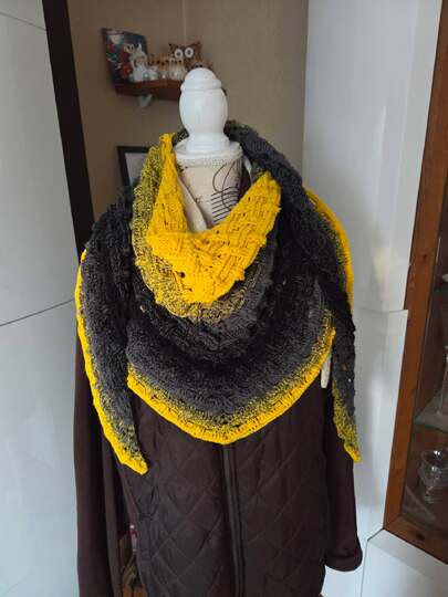 Crochet Pattern Flat Triangular Scarf "Diopatra"