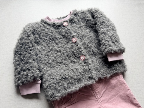 Kinderjacke Samira – Strickanleitung für eine Bouclé-Jacke (Gr. 62–98)