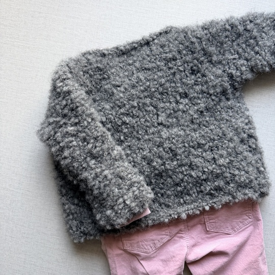 Kinderjacke Samira – Strickanleitung für eine Bouclé-Jacke (Gr. 62–98)