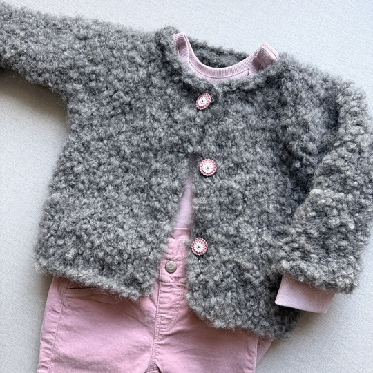 Kinderjacke Samira – Strickanleitung für eine Bouclé-Jacke (Gr. 62–98)