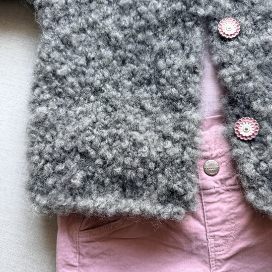Kinderjacke Samira – Strickanleitung für eine Bouclé-Jacke (Gr. 62–98)