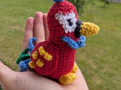 Häkelanleitung: Bunter Papagei "Pepe" – sitzend & farbenfroh