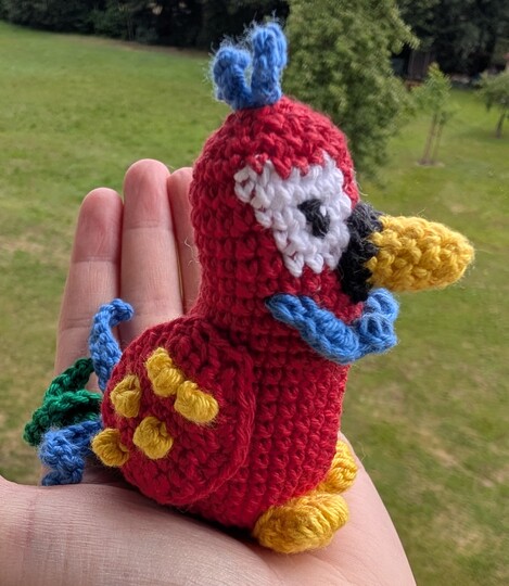 Häkelanleitung: Bunter Papagei "Pepe" – sitzend & farbenfroh