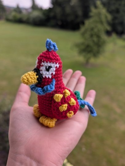 Häkelanleitung: Bunter Papagei "Pepe" – sitzend & farbenfroh