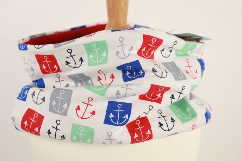 Praktischer Schlauchschal mit Ankerprint und rotem Innenfutter