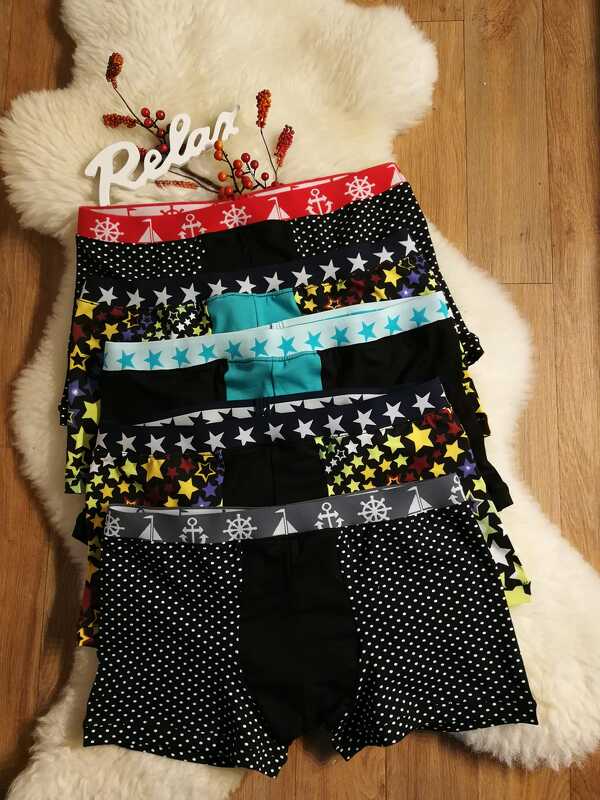 Gestapelte Herren-Boxershorts zur Ansicht von Bundmustern und Vorderbundeinsätzen