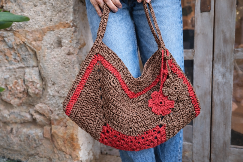 T31  Crochet pattern for a summer raffia shoulder bag.