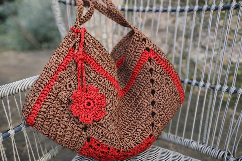 T31  Crochet pattern for a summer raffia shoulder bag.