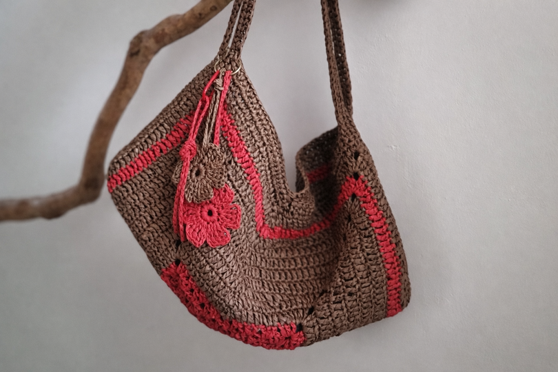 T31 Häkelanleitung für eine sommerliche Umhängetasche aus Raffia. Bastgarn