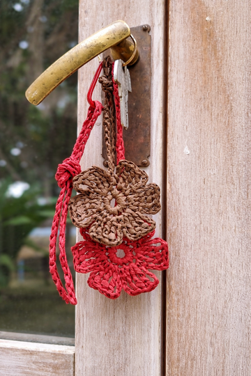 B1 Crochet pattern for a bag accessory: a raffia flower charm and keychain.