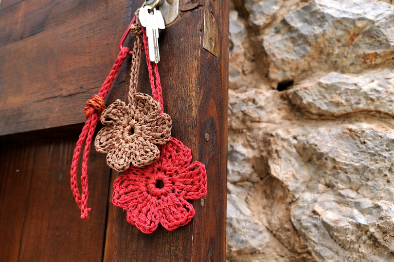B1 Crochet pattern for a bag accessory: a raffia flower charm and keychain.