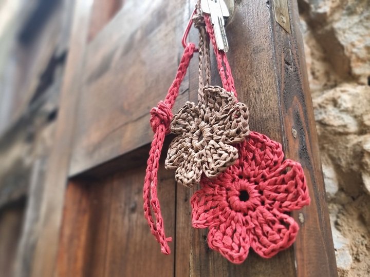 B1 Crochet pattern for a bag accessory: a raffia flower charm and keychain.