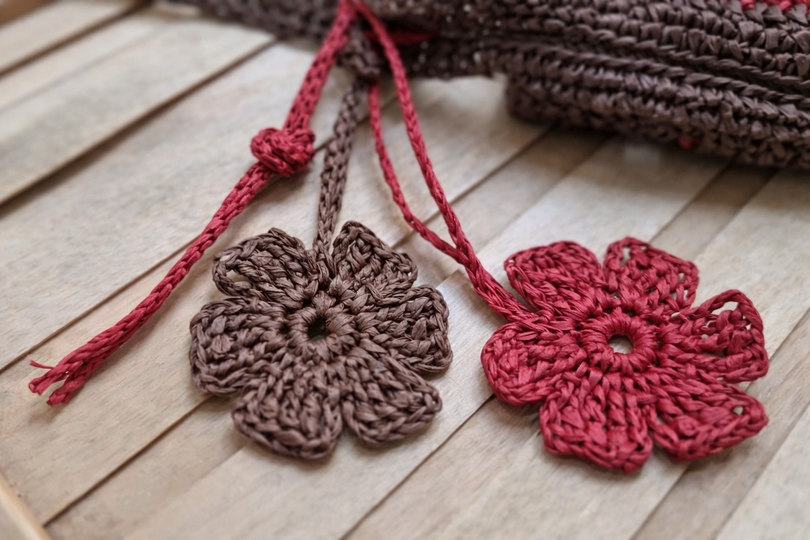 B1 Crochet pattern for a bag accessory: a raffia flower charm and keychain.