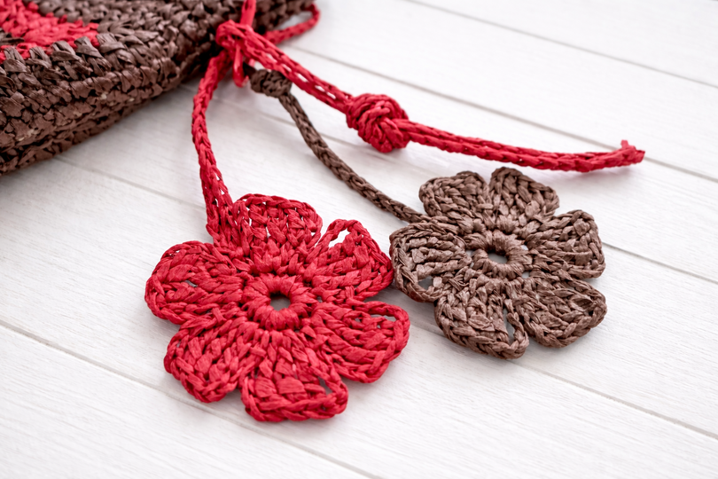 B1 Häkelanleitung, Anhänger und Schlüsselanhänger aus Raffia in Blumenfom