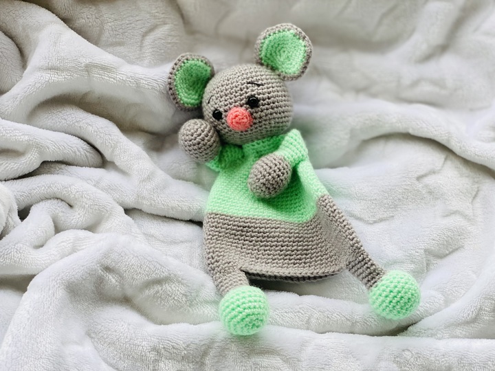 Hugging Mouse,Crochet Pattern, comforter mouse