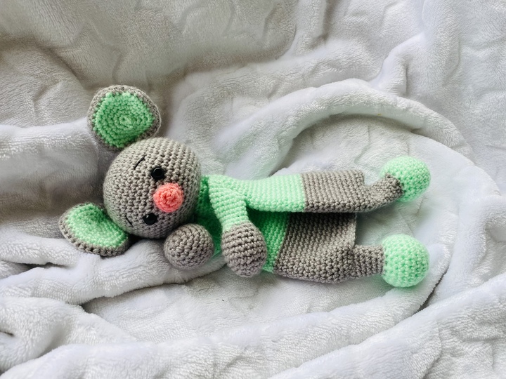 Hugging Mouse,Crochet Pattern, comforter mouse