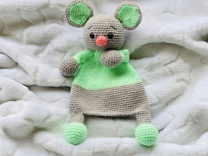 Hugging Mouse,Crochet Pattern, comforter mouse