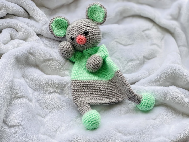 Hugging Mouse,Crochet Pattern, comforter mouse