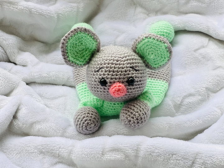 Hugging Mouse,Crochet Pattern, comforter mouse