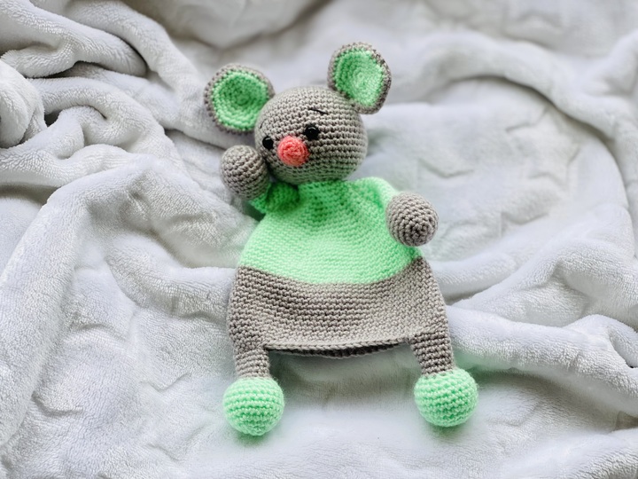 Hugging Mouse,Crochet Pattern, comforter mouse