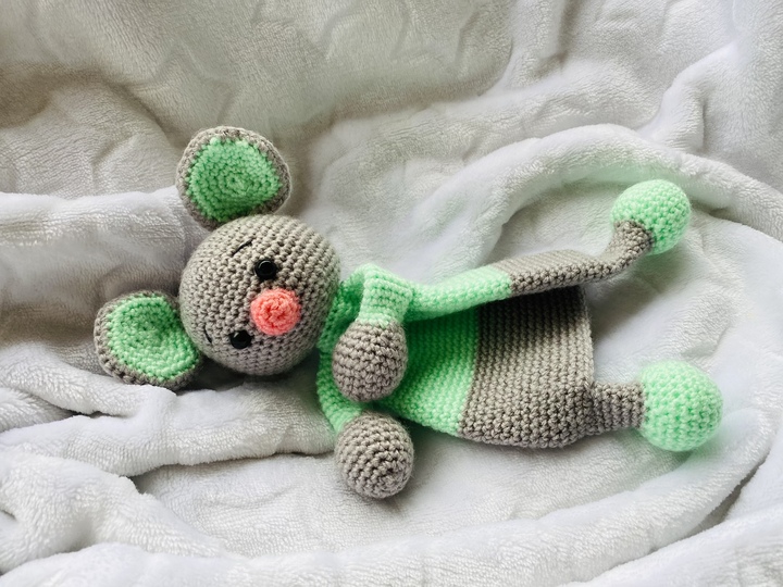 Hugging Mouse,Crochet Pattern, comforter mouse