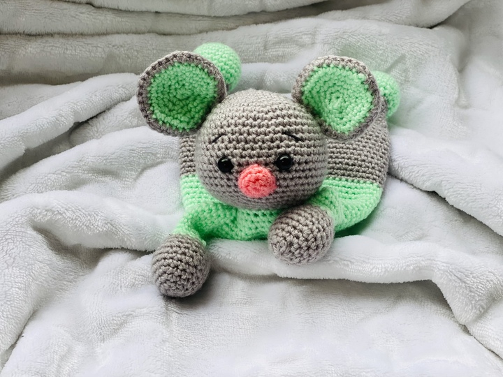 Hugging Mouse,Crochet Pattern, comforter mouse