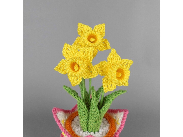 Crochet daffodils in a pot spring decor pattern