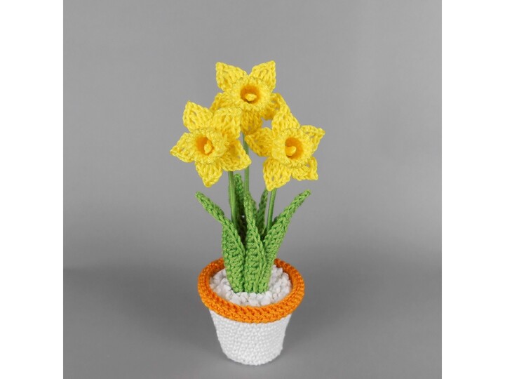 Crochet daffodils in a pot spring decor pattern