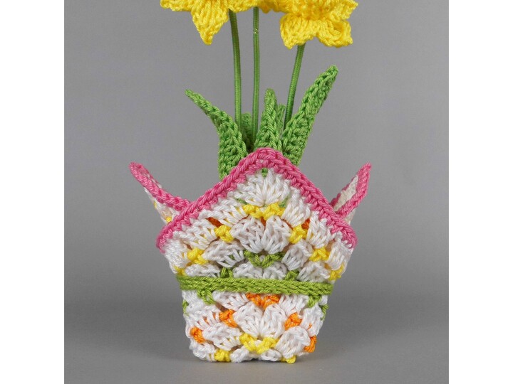 Crochet daffodils in a pot spring decor pattern