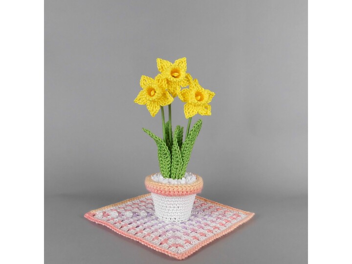 Crochet daffodils in a pot spring decor pattern