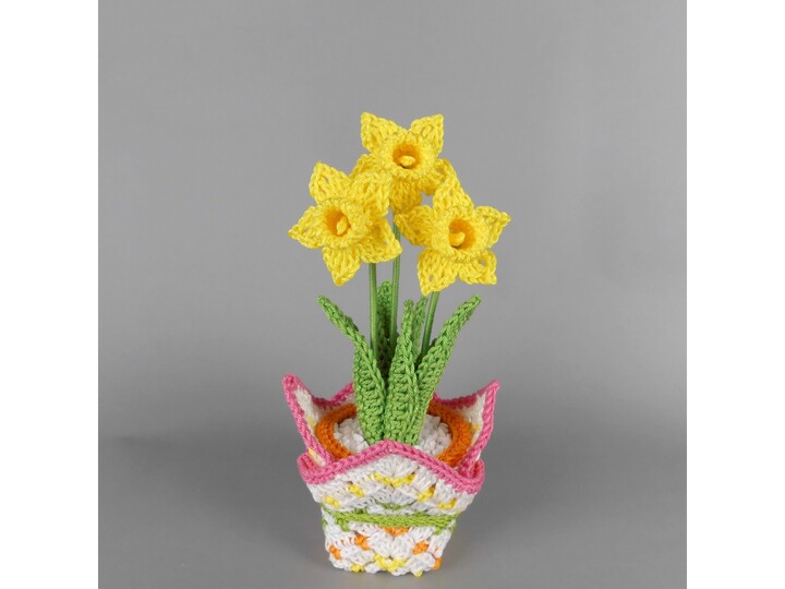 Crochet daffodils in a pot spring decor pattern