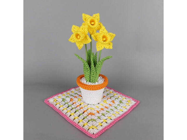 Crochet daffodils in a pot spring decor pattern