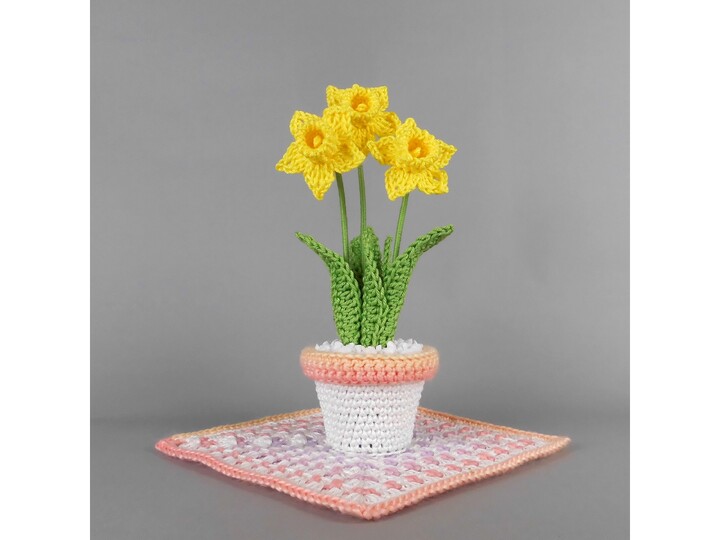Crochet daffodils in a pot spring decor pattern